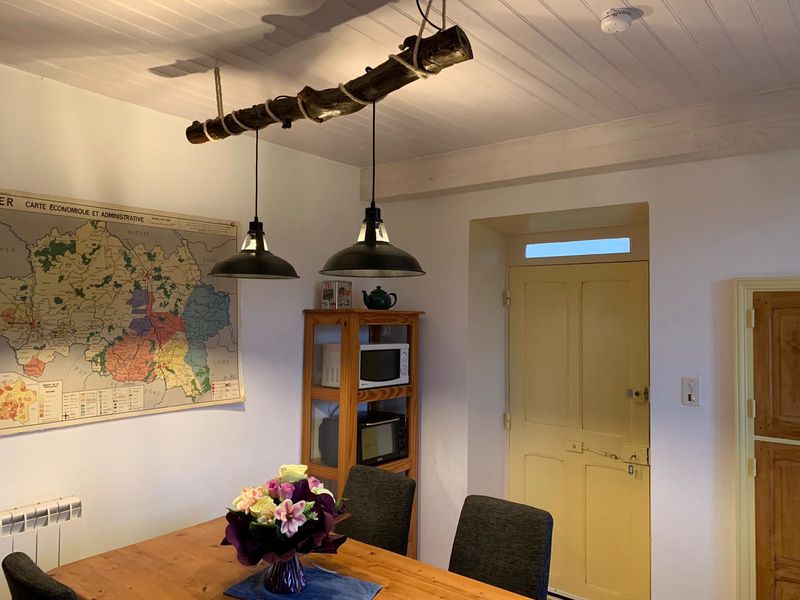 Ruime en volledig ingerichte woonkeuken van Gîte La Poire, ideaal voor gezinnen