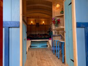 Romantisch interieur van de pipowagen in Frankrijk voor 2 personen